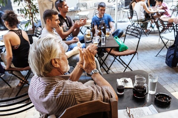 Μπουζούκια και σαντουιτσάρες στην Ερμού