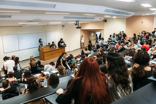 Πήγαμε σε μία συνέλευση από αυτές που θέλει να καταργήσει ο Φορτσάκης