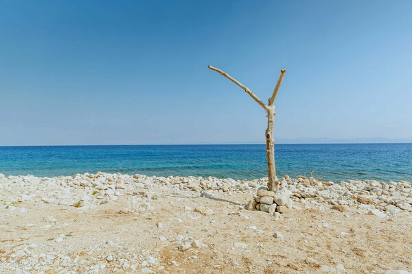 Στη Σαμοθράκη θα χάσεις τα πράγματά σου, θα γεμίσεις μελανιές στα πόδια και θα ερωτευτείς 