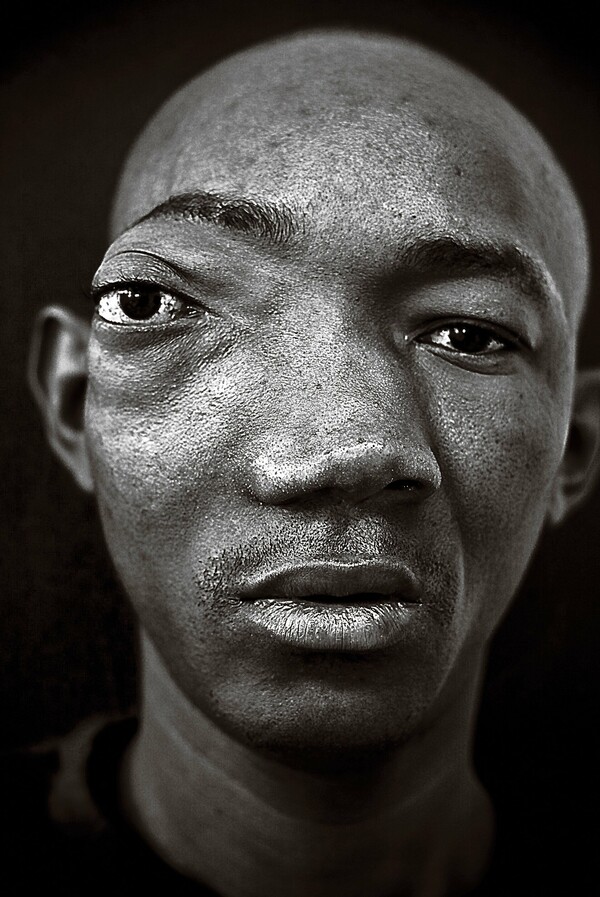 O Cyril Caine φωτογραφίζει “πορτρέτα παραμόρφωσης” και προκαλεί συζητήσεις