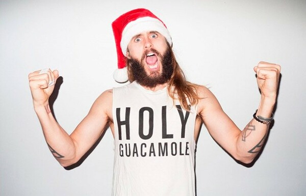 Ο Jared Leto έγινε 43 και ποζάρει για τον Τerry Richardson σαν ροκ Άγιος Βασίλης