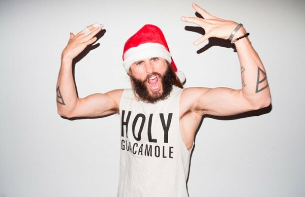 Ο Jared Leto έγινε 43 και ποζάρει για τον Τerry Richardson σαν ροκ Άγιος Βασίλης