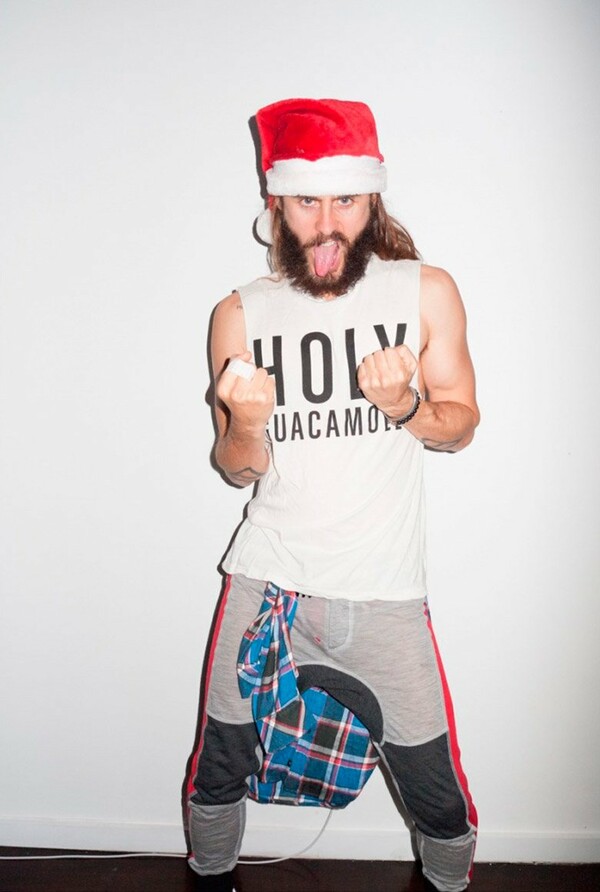 Ο Jared Leto έγινε 43 και ποζάρει για τον Τerry Richardson σαν ροκ Άγιος Βασίλης