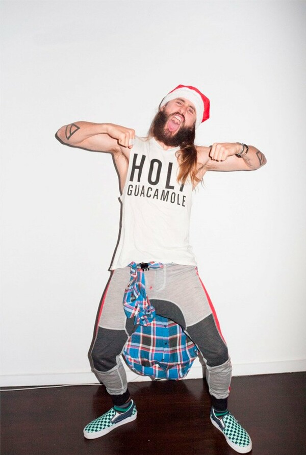 Ο Jared Leto έγινε 43 και ποζάρει για τον Τerry Richardson σαν ροκ Άγιος Βασίλης