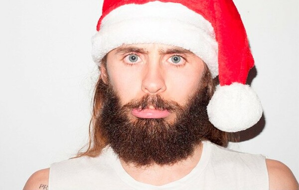Ο Jared Leto έγινε 43 και ποζάρει για τον Τerry Richardson σαν ροκ Άγιος Βασίλης