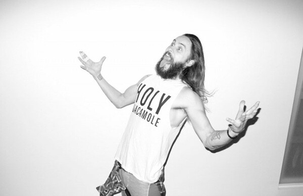 Ο Jared Leto έγινε 43 και ποζάρει για τον Τerry Richardson σαν ροκ Άγιος Βασίλης