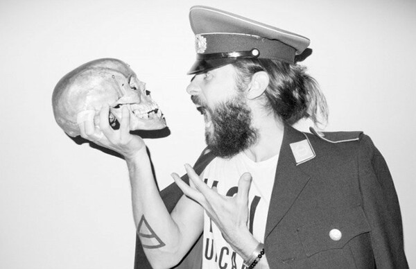 Ο Jared Leto έγινε 43 και ποζάρει για τον Τerry Richardson σαν ροκ Άγιος Βασίλης