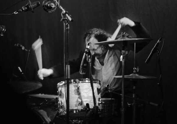 To λαούτο του Ξυλούρη συναντά τα post-punk ντραμς και κατακτά τον κόσμο