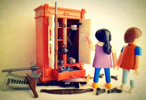 Plasticobilism: Σάτιρα και κοινωνική κριτική με Playmobil