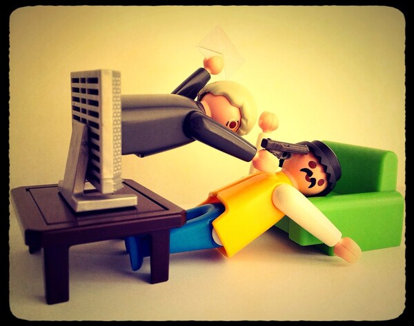 Plasticobilism: Σάτιρα και κοινωνική κριτική με Playmobil