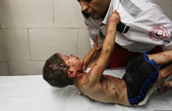 Η ιστορία πίσω από τη συγκλονιστική φωτογραφία του αγοριού από τη Γάζα