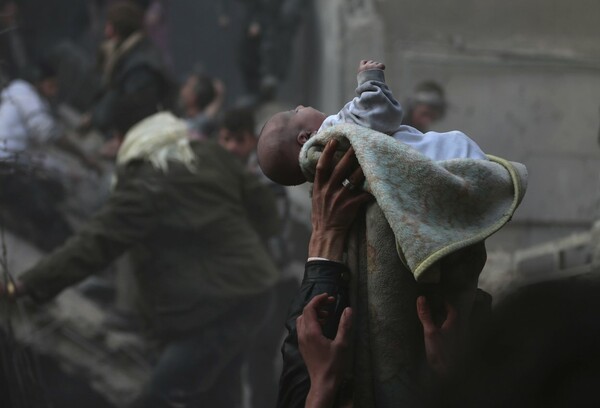 Τρεις συγκλονιστικές φωτογραφίες για τα τρία χρόνια φρίκης της Συρίας
