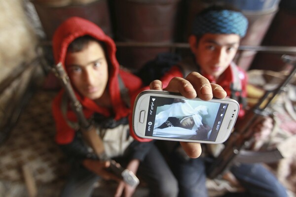 Τρεις συγκλονιστικές φωτογραφίες για τα τρία χρόνια φρίκης της Συρίας