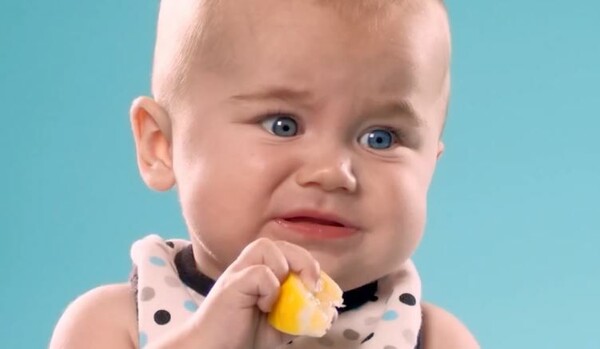Μωρά που δοκιμάζουν λεμόνι για πρώτη φορά
