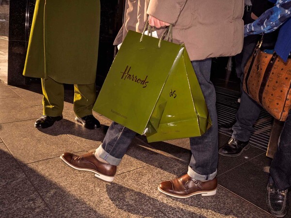 Οι πλούσιοι του Λονδίνου ψωνίζουν στα Harrods