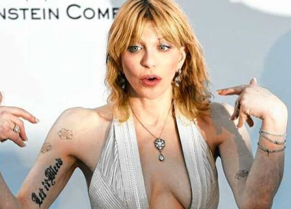 Η Courtney Love βρήκε το Boeing που όλοι ψάχνουν!