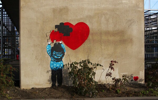 iHeart:Καρδιές και σαρκασμός για την ψηφιακή εποχή