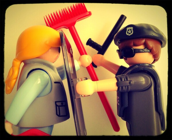 Plasticobilism: Σάτιρα και κοινωνική κριτική με Playmobil