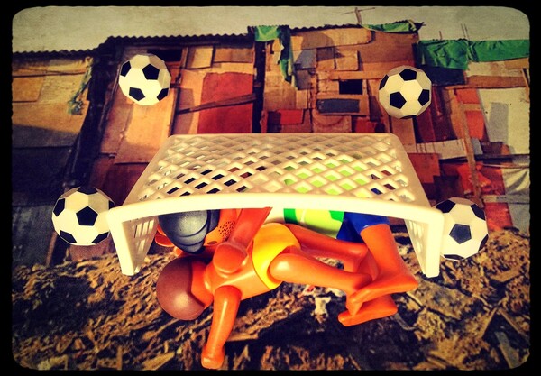 Plasticobilism: Σάτιρα και κοινωνική κριτική με Playmobil