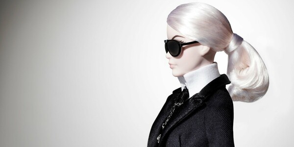 H Barbie του Karl Lagerfeld κάνει πρεμιέρα εν μέσω της εβδομάδας μόδας στο Παρίσι