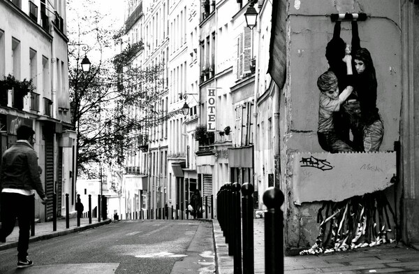 Το νέο paste up του Levalet στο Παρίσι