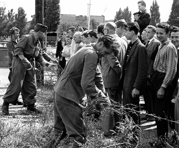 36 ιστορικές φωτογραφίες απ' το "Τείχος της Ντροπής"