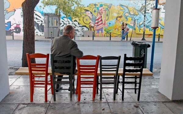 Οι Atenistas έβαλαν παγκάκια στις άδειες στάσεις στην Αθήνα