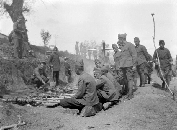 Ψήσιμο αρνιών σε στρατώνα το 1930