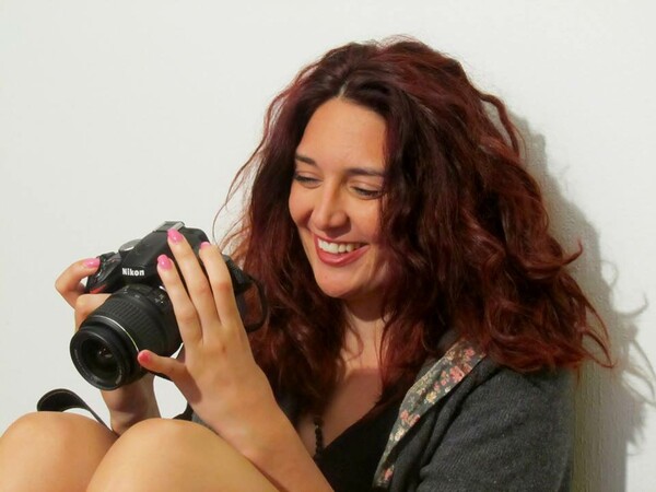 Η 26χρονη που γέμισε την Αθήνα με φωτογραφίες