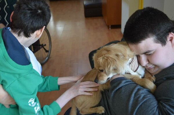 Πέντε εθελοντές στη Θεσσαλονίκη φέρνουν σε επαφή άτομα με ειδικές ανάγκες με σκυλιά!
