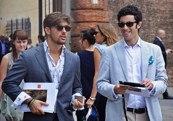 Τα καλοντυμένα αγόρια και οι πιο κομψοί Ιταλοί από τη μεγαλύτερη έκθεση μόδας στη Φλωρεντία