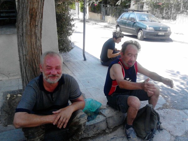 Μιλώντας με δυο Πολωνούς άστεγους στους σκουπιδοτενεκέδες του Λόφου Σκουζέ