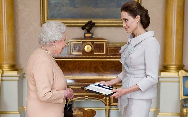 H Angelina Jolie στη Βασίλισσα 