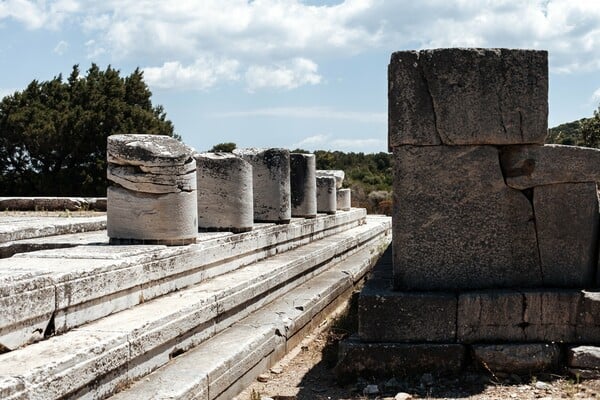 Στη μαγική σκιά ενός αρχαίου ραμνούντα