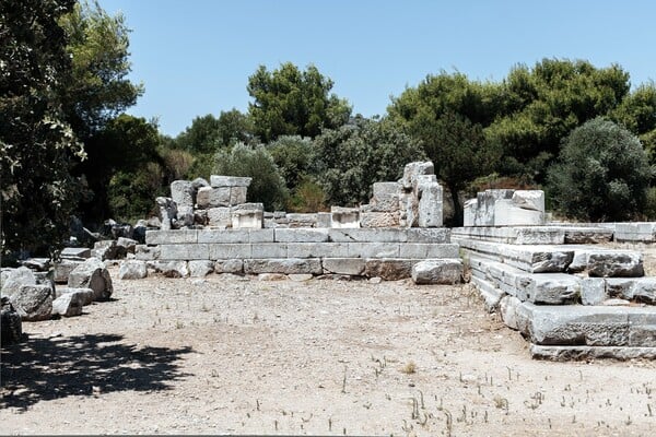 Στη μαγική σκιά ενός αρχαίου ραμνούντα