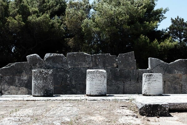 Στη μαγική σκιά ενός αρχαίου ραμνούντα