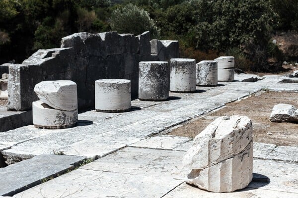 Στη μαγική σκιά ενός αρχαίου ραμνούντα