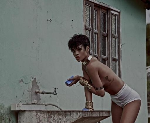 Η Ριάνα τόπλες στη Vogue