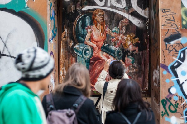 Αυτή η ομάδα συντηρεί τα έργα της street art της Αθήνας