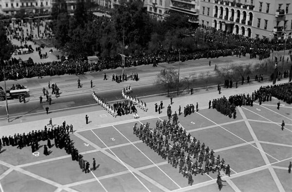 H πρώτη παρέλαση μετά την απελευθέρωση στην Αθήνα της 25ης Μαρτίου 1945