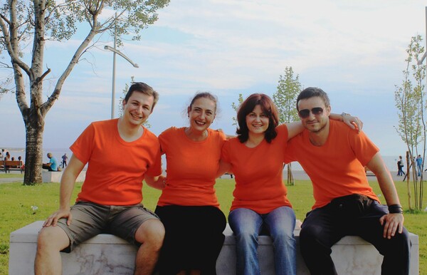 Οι εθελοντές που κάνουν «λαμπίκο» τη Θεσσαλονίκη. 