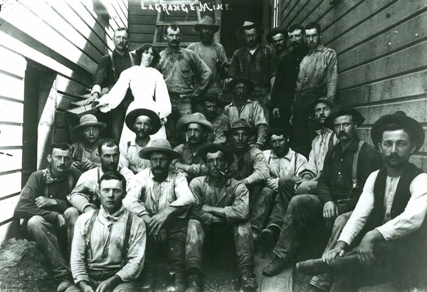 Σαν σήμερα πεθαίνει ο δημιουργός του τζην, Levi Strauss