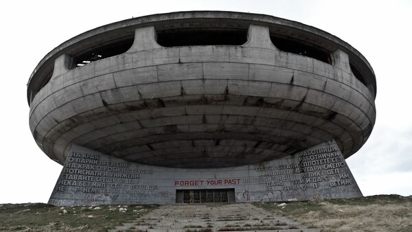 To απόκοσμο κομμουνιστικό μνημείο στη Βουλγαρία