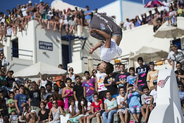 Red Bull Art of Motion στη Σαντορίνη