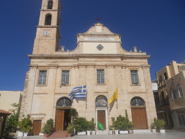 Η Χρύσα τριγύριζε στα Χανιά μ' έναν φουσκωτό κροκόδειλο