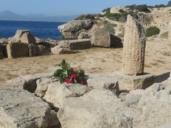 Λίγα τριαντάφυλλα στο βωμό της Ήρας