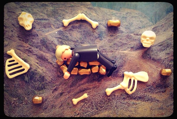 Plasticobilism: Σάτιρα και κοινωνική κριτική με Playmobil