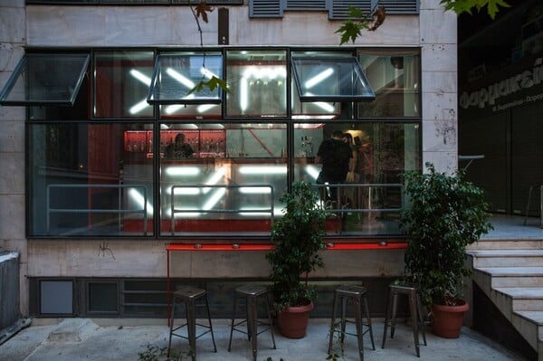 Ένα μπαρ στην πιο διαμπερή στοά της Αθήνας