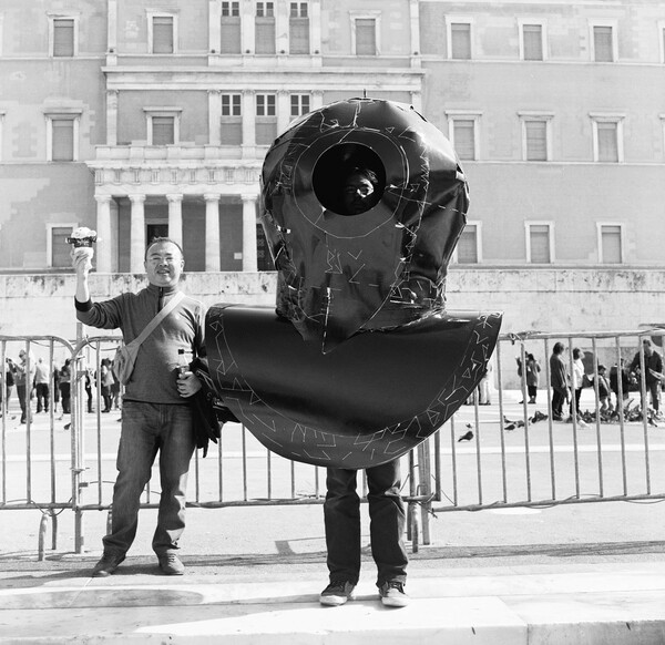 Με ένα σκάφανδρο στους δρόμους της Αθήνας