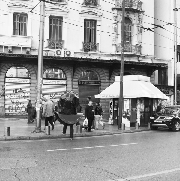 Με ένα σκάφανδρο στους δρόμους της Αθήνας